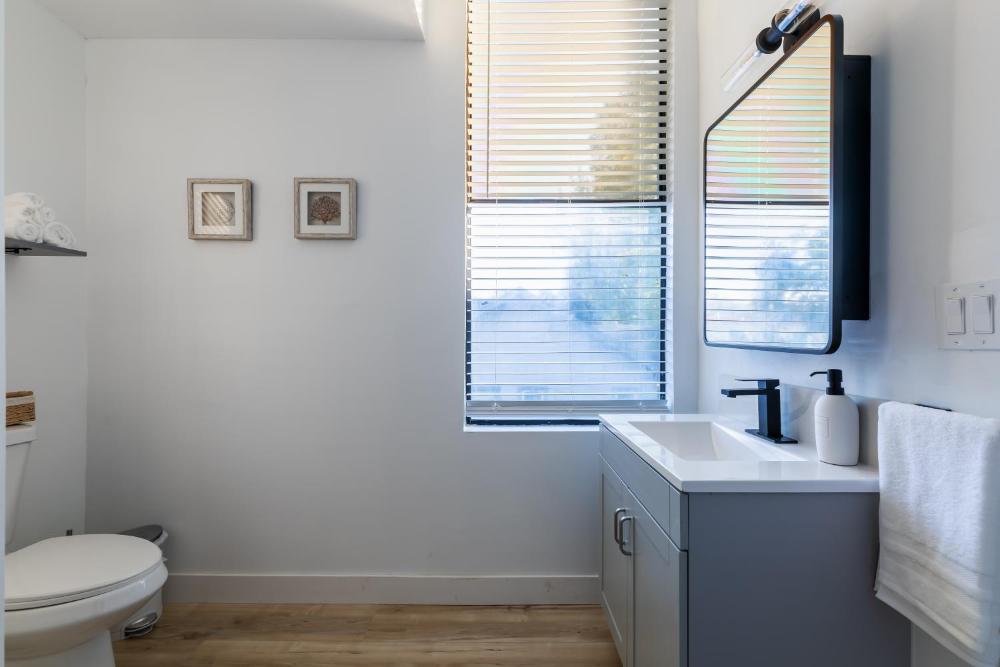 Corner view King bed room center of Pasadena